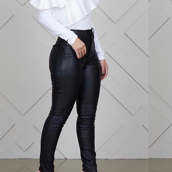 Off Shoulder Ruffled Top - Picture 2 of 2